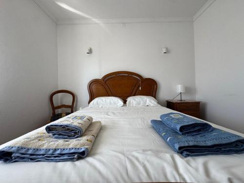 a bedroom with a bed with two towels on it at Casa Outeiro Polo 2 in Marinhas