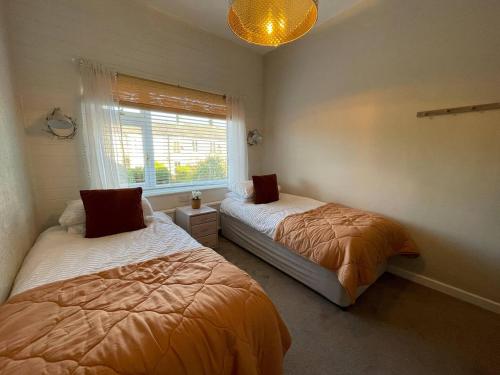 Postel nebo postele na pokoji v ubytování Pass the Keys The Cabin Dog Friendly Haven with Hot Tub Sleeps 4