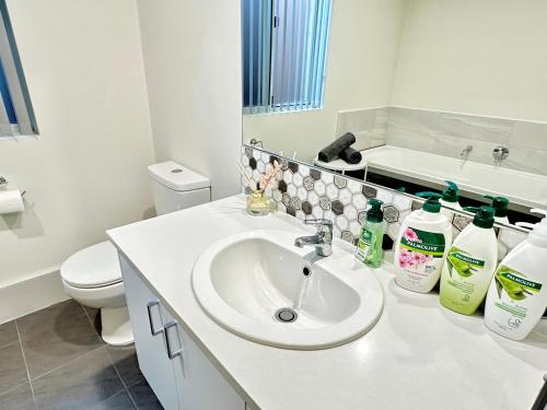 Koupelna v ubytování Central Vic Park Gem - Walk to Food Strip and More