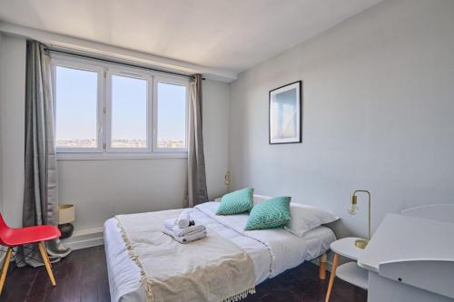 Sublime 2 bedroom flat Quai de Seine Eiffel Tower