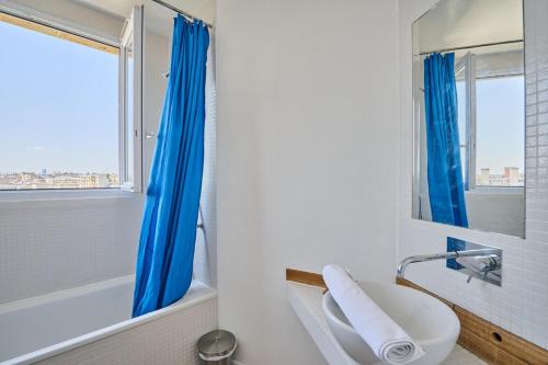 Sublime 2 bedroom flat Quai de Seine Eiffel Tower