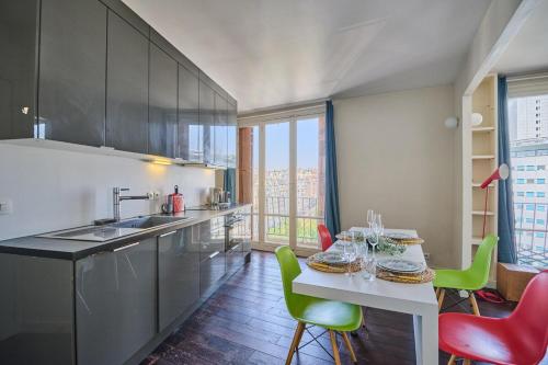 Sublime 2 bedroom flat Quai de Seine Eiffel Tower