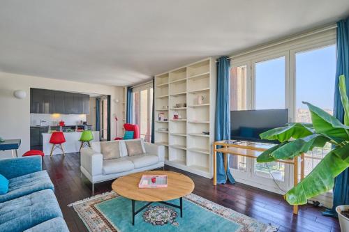 Sublime 2 bedroom flat Quai de Seine Eiffel Tower