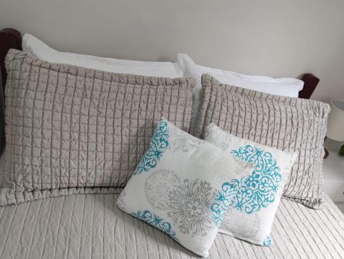 Uma cama ou camas num quarto em CASA a 550 METROS DA SAÍDA DOS PASSEIOS DE BARCO NA PRAIA DOS ANJOS 1 VAGA DE GARAGEM