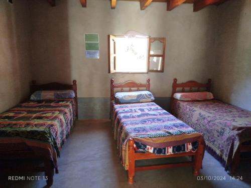 En eller flere senge i et værelse på ALOJAMIENTO SANTY