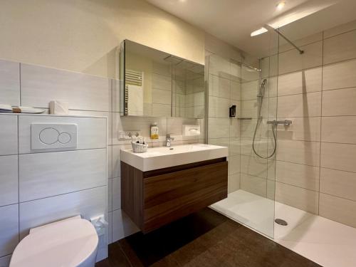 a bathroom with a toilet and a sink and a shower at Engelhard Das Landhotel Garni in Kirchheim am Ries