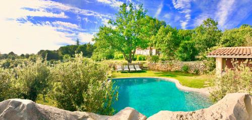 une piscine dans une cour avec une maison dans l'établissement Wild boar mountain, South of France very private and pool, à Bédarieux