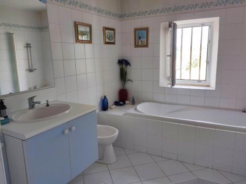 Bilik mandi di Chambre 3 personnes avec salle de bain dans mas du Lubéron