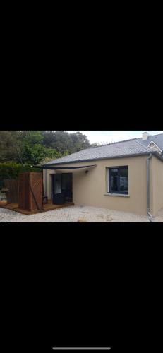 deux photos d'une maison avec aicterhesisestinalestinal dans l'établissement Sunny 3-room house, à Saint-Malo