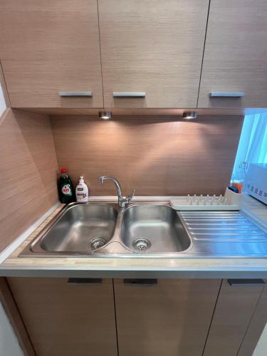eine Küchentheke mit Spüle in der Küche in der Unterkunft Cozy 1BDR with Jacuzzi and WiFi near Vitosha BLVD in Sofia