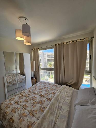 Postel nebo postele na pokoji v ubytování Marassi Marina West 1 Bedroom