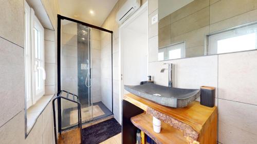 a bathroom with a sink and a glass shower at Appartement 3 pièces proche Paris & Disney in Nogent-sur-Marne