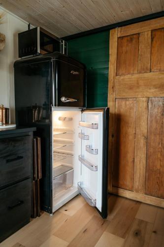 Η κουζίνα ή μικρή κουζίνα στο The Nest - Romantic Tiny Home with a Vintage Vibes, 10 mins to Winery