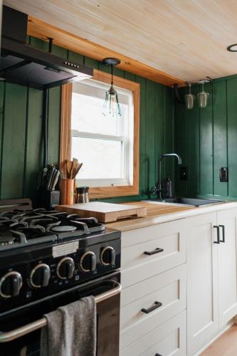 Η κουζίνα ή μικρή κουζίνα στο The Nest - Romantic Tiny Home with a Vintage Vibes, 10 mins to Winery