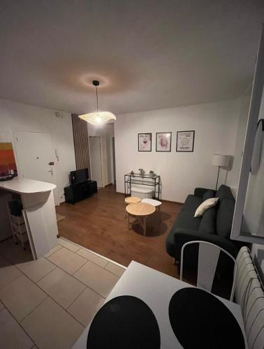 un salon avec un canapé et une table dans l'établissement Casa Colori - Charmant T2, à Carcassonne