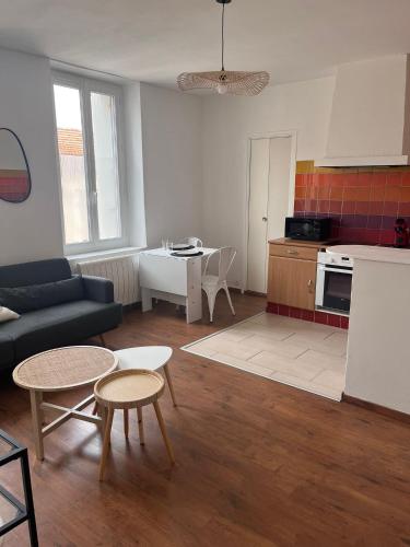 un salon avec un canapé et une table dans l'établissement Casa Colori - Charmant T2, à Carcassonne