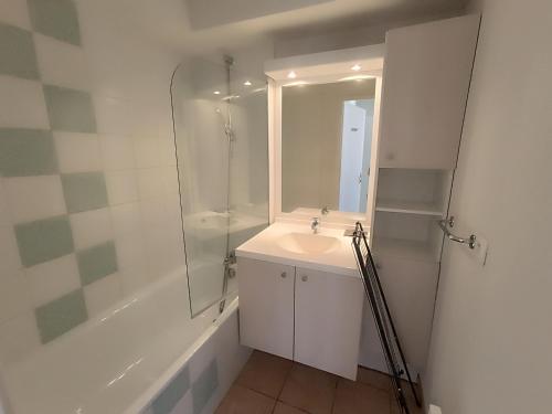Ένα μπάνιο στο appartement dans residence avec piscine