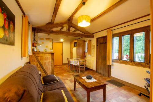 un salon avec un canapé et une table dans l'établissement La mounerie, à Finsac