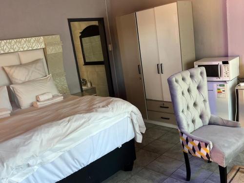 Postel nebo postele na pokoji v ubytování One Love Suites Mokopane