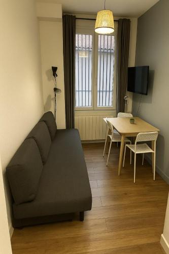 un salon avec un canapé et une table dans l'établissement Charming apartment 2 people near Bellecour, à Lyon