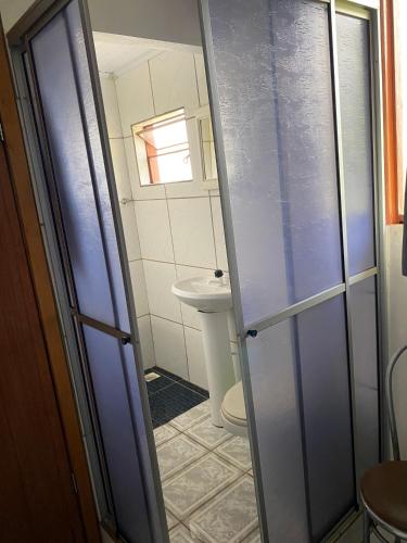 a bathroom with a toilet and a sink at Hotel Pousada Do Viajante in Erechim
