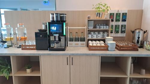 Příslušenství pro přípravu čaje a kávy v ubytování Garner Hotel Bremen City by IHG