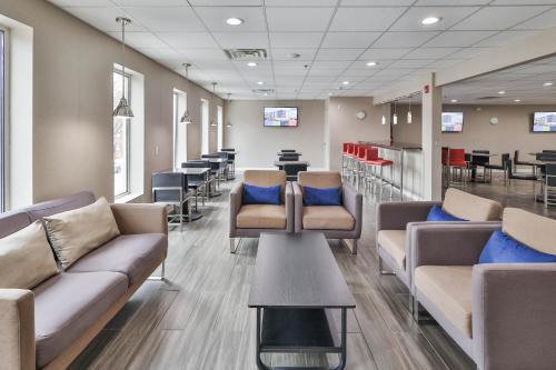 a waiting room with couches and chairs and tables at The Penn Stroud, Stroudsburg - Poconos, an Ascend Collection Hotel in Stroudsburg