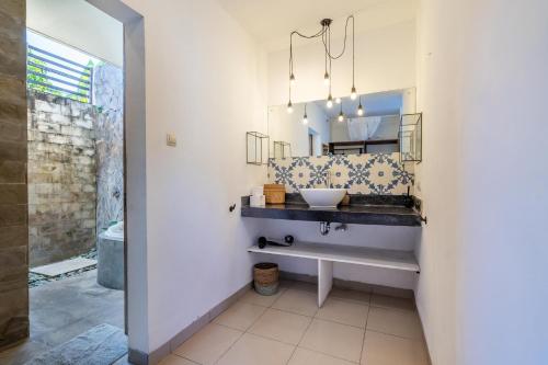 Ένα μπάνιο στο Private suite in Balinese pool villa near Echo Beach!