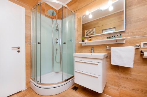 ロヴィニにあるVilla Suzy in Rovinj near the seaのシャワーと洗面台付きのバスルーム