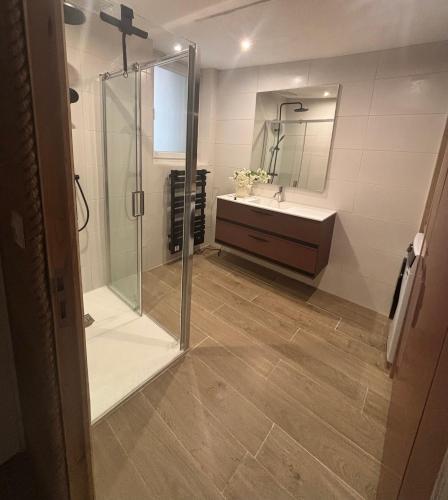 une salle de bain avec douche et lavabo dans l'établissement Au cœur du Beausset, au Beausset