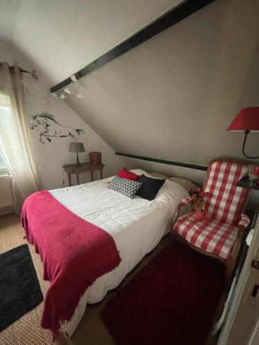 une chambre avec un grand lit et une chaise dans l'établissement Charmante maison 3 chambres, à Cucq
