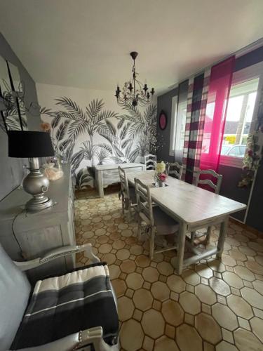 un salon avec une table, des chaises et un canapé dans l'établissement Charmante maison 3 chambres, à Cucq