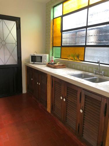 a kitchen with a sink and a microwave at Las Vellon in San Pedro