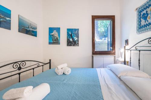 a bedroom with a blue bed with towels on it at Casa Nola in Fort Village