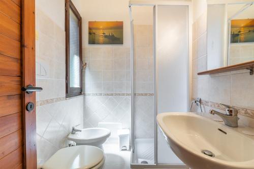 a bathroom with two sinks and a shower at Casa Nola in Fort Village