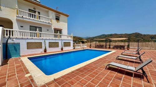 Dream villa with parking, private pool and see views