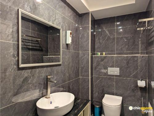 a bathroom with a sink and a toilet at Studio chic avec parking près de l'aéroport in Douala
