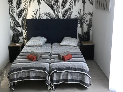 un lit avec deux oreillers dessus dans une chambre dans l'établissement Villa ASTRAGALE T3, à Lecci