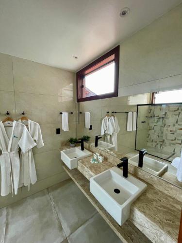 a bathroom with two sinks and a large mirror at Casa da Concordia in Vassouras