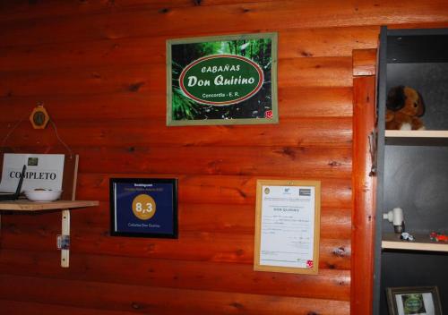a sign on the wall of a log cabin at Cabañas Don Quirino II in Concordia