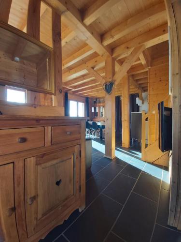 une cuisine avec un grand meuble en bois dans une pièce dans l'établissement Charmant chalet Maya classé 3 étoiles, à Font-Romeu