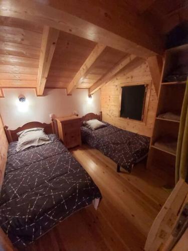 - une chambre avec 2 lits dans l'établissement Charmant chalet Maya classé 3 étoiles, à Font-Romeu