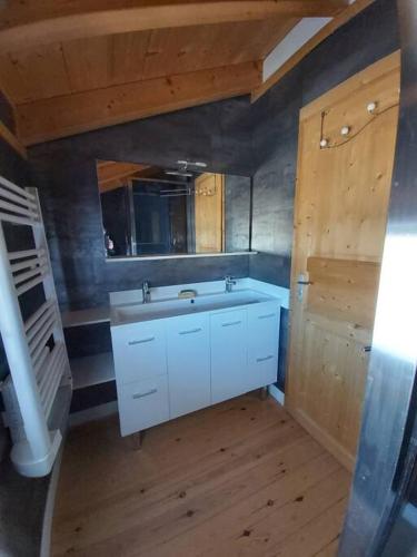 une salle de bain avec un lavabo et un miroir dans l'établissement Charmant chalet Maya classé 3 étoiles, à Font-Romeu