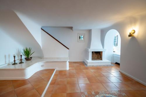 ein Raum mit einer Treppe mit einer Bank und einem Kamin in der Unterkunft The Wave Whisper in Volos