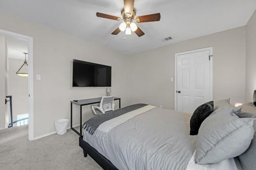 a bedroom with a bed and a ceiling fan at Modern 4BR Gem Chic Comfort in Austin home in Austin