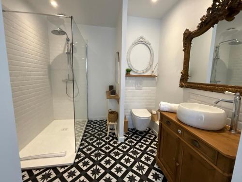 a bathroom with a shower and a sink and a mirror at Le Clos Notre Dame hôtel particulier hypercentre Poitiers in Poitiers