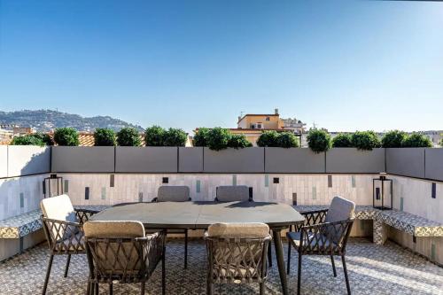 un patio avec une table et des chaises sur un toit dans l'établissement Beautiful 4 bedrooms, terrace, Cannes, à Cannes