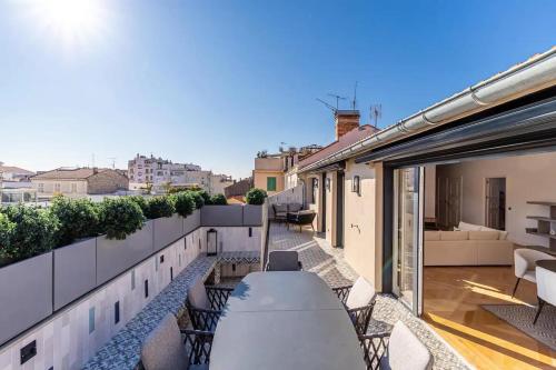un balcon avec une table et des chaises sur un immeuble dans l'établissement Beautiful 4 bedrooms, terrace, Cannes, à Cannes