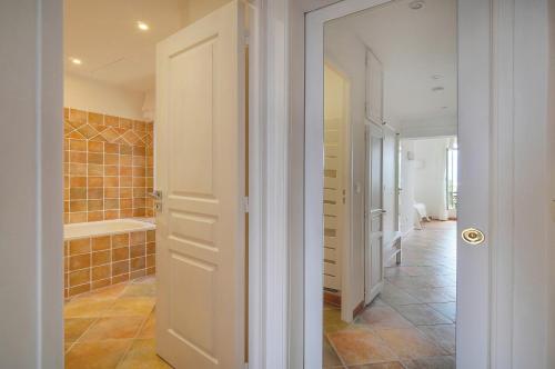 La salle de bains est pourvue d'une douche à l'italienne et d'une baignoire. dans l'établissement beau 2 pieces vue mer port A1B271, à Cannes