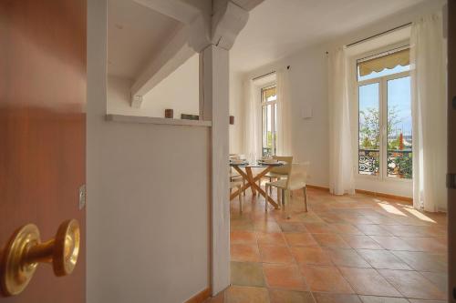 une pièce avec une table et une salle à manger dans l'établissement beau 2 pieces vue mer port A1B271, à Cannes